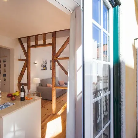 In Santos Neighborhood, Lisbons Trendy Area Appartement